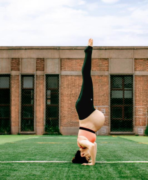 Bộ ảnh của Lưu Tuyền nhận được sự tán thưởng của khán giả. Nhiều người ngưỡng mộ cô vì có sức khỏe tốt, cơ thể dẻo dai. Các động tác yoga khó được bà mẹ 41 tuổi thực hiện nhẹ nhàng, thuần thục.