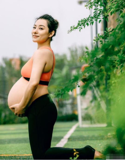 Theo Sina, bộ ảnh được chụp cách đây một tháng, hiện tại, nữ diễn viên đã sinh con gái thứ hai.