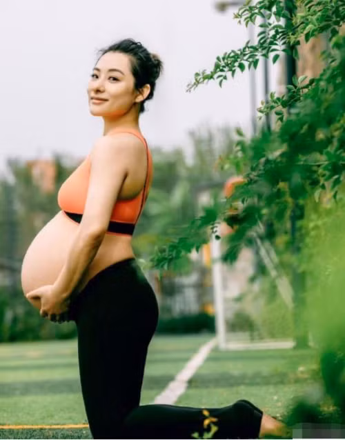 Theo Sina, bộ ảnh được chụp cách đây một tháng, hiện tại, nữ diễn viên đã sinh con gái thứ hai.