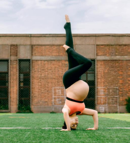 Bà bầu 8 tháng trồng cây chuối dễ dàng. Con trai lớn ở bên cạnh tỏ ra vui vẻ và hào hứng cùng mẹ.