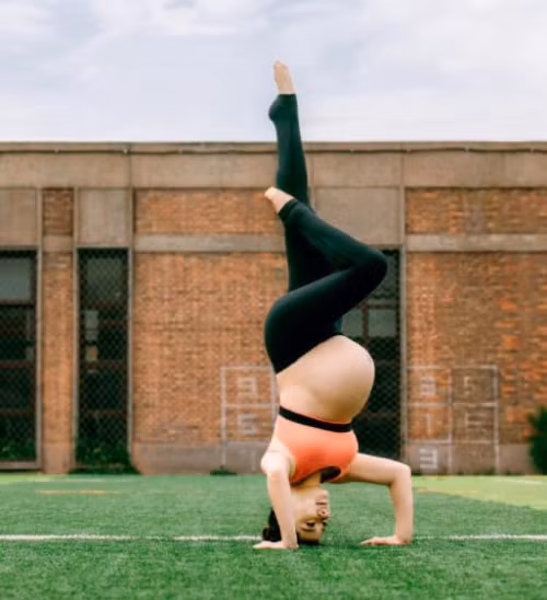 Bà bầu 8 tháng trồng cây chuối dễ dàng. Con trai lớn ở bên cạnh tỏ ra vui vẻ và hào hứng cùng mẹ.