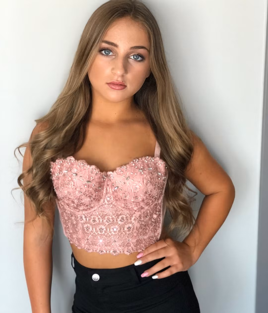 Dòng áo ren dạng corset gợi cảm cũng được cô nàng ưu ái.