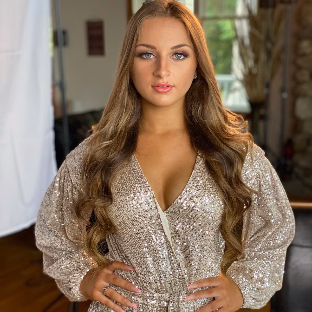 Nhìn cách ăn mặc gợi cảm của Isabella, ít ai đoán được cô bé năm nay mới 14 tuổi.