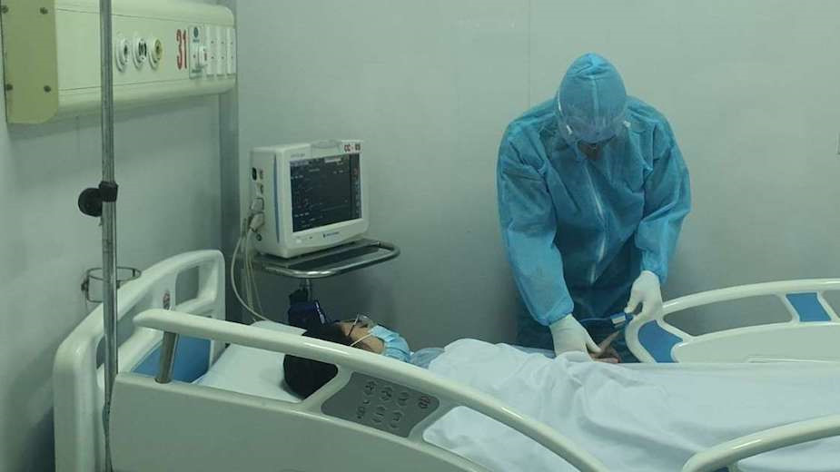 Suc khoe 3 benh nhan Covid-19 nang co tien trien tot hon, 60 ca am tinh lan 1