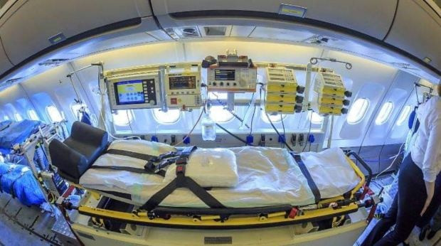 Ben trong 'benh vien bay' van chuyen benh nhan COVID-19-Hinh-4