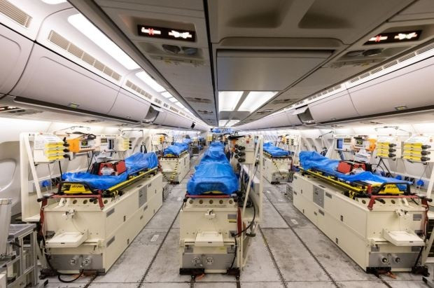 Ben trong 'benh vien bay' van chuyen benh nhan COVID-19