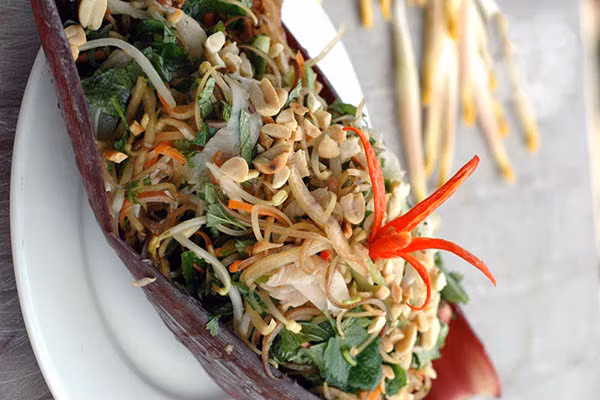 Hoa chuối là món hoa ăn được rất phổ biến và có từ lâu đời ở khắp mọi miền Tổ quốc. Hoa chuối hay được dùng để chế biến các món gỏi, nấu canh chua, hoặc dùng làm rau ăn kèm bún bò cũng rất ngon.