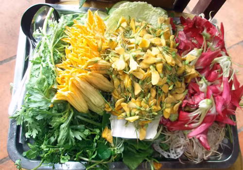 Riêng ở miền Nam, bông bí cũng như các loại bông khác như điên điển, bông so đũa làm thành món "lẩu hoa" đầy màu sắc và ngon miệng. Người miền Nam luộc bông bí chấm nước kho cá, kho thịt hay tương dầm ớt. Bông bí còn dùng để nấu canh, xào tỏi, xào thịt bò, xào nghêu… xào bông bí phải canh cho vừa chín mới còn giòn.