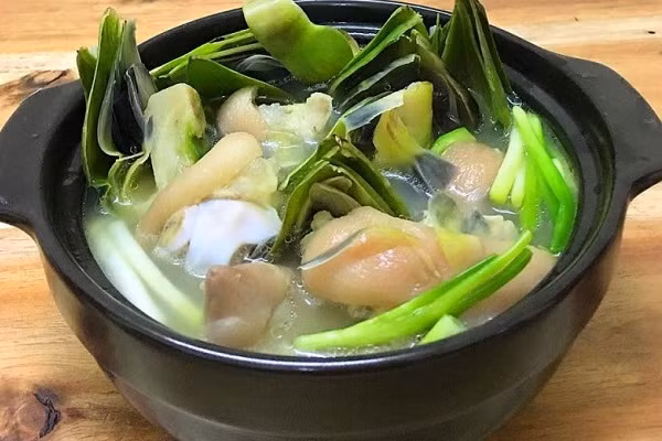 Hoa atiso: Đây là loại hoa đặc trưng của vùng đất Đà Lạt Việt Nam và vô cùng nổi tiếng vì vừa dùng để trà uống, vừa dùng để thực phẩm chế biến đồ ăn rất giàu dinh dưỡng. Các món ăn ngon khó cưỡng được nấu cùng hoa atiso không thể không đề cập là: Hoa atiso hầm thịt, canh atiso hầm xương…