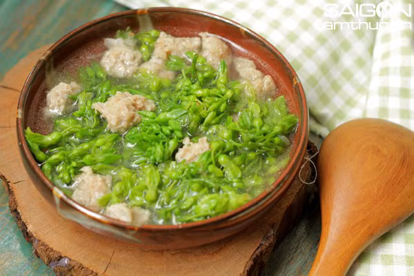 Hoa thiên lý còn gọi là Dạ ly hương, không chỉ là nguyên liệu để chế biến món ăn dinh dưỡng mà còn được xem là một bài thuốc. Có rất nhiều món ăn từ hoa thiên lý. Vị ngọt của hoa thiên lý rất hợp để nấu các món canh đơn giản với thịt lợn, xương hay hầm với giò lợn.