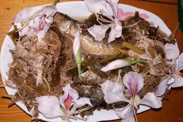 Hoa ban có thể dùng làm nộm rau, nộm giềng hay măng nộm hoa ban đều rất ngon và lôi cuốn. Ngoài ra, hoa ban còn có thể vò nát trộn thịt băm, nhồi cá, gà nướng, đồ xôi… làm thành món ăn ngon và rất hấp dẫn thực khách. Lá và hoa ban có vị bùi, ngọt, thoang thoảng mùi thơm dịu, hòa quyện vào mùi nếp thơm quả là một trải nghiệm cực kì thú vị.