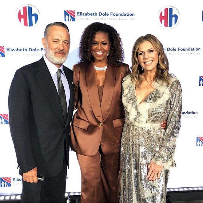 Hồi tháng 10, cựu Đệ nhất phu nhân Michelle Obama diện một thiết kế của Công Trí là bộ suit sắc nâu nổi bật cùng đường cắt tinh giản.