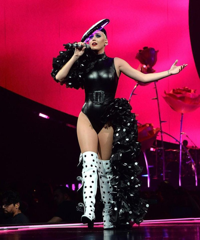 Katy Perry tỏa sáng trên sân khấu trong bộ bodysuit cổ trụ từ chất liệu da, điểm chi tiết bèo nhún có họa tiết chấm bi điệu đà từ NTK Việt.
