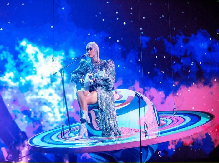 Cùng với bộ đồ da, Katy Perry còn khiến người hâm mộ “tan chảy” khi xuất hiện trong thiết kế bodysuit phủ sequin lấp lánh gán mác “Made in Vietnam”.