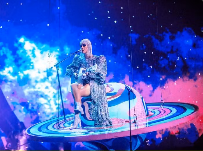 Cùng với bộ đồ da, Katy Perry còn khiến người hâm mộ “tan chảy” khi xuất hiện trong thiết kế bodysuit phủ sequin lấp lánh gán mác “Made in Vietnam”.