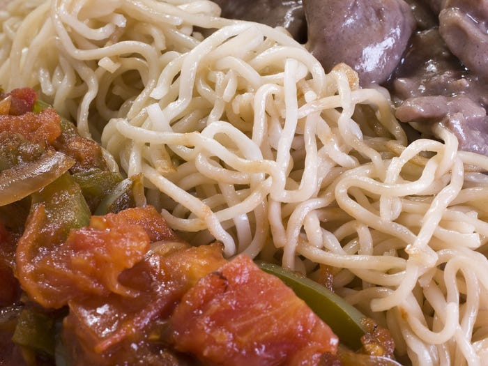 Chow mein là một món mì xào khá phổ biến ở Hong Kong, thường được ăn kèm cùng các loại thịt và rau khác nhau.