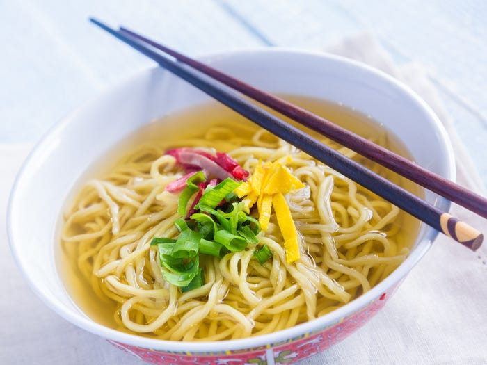 Saimin làm từ bột mì pha trứng được sáng chế tại Hawaii (Mỹ). Nó có nguồn gốc từ 3 quốc gia khác nhau là Nhật Bản, Trung Quốc và Philippines. Vị của saimin khá giống với ramen với phần nước dùng dashi cùng hành lá, chả cá, thịt hộp…