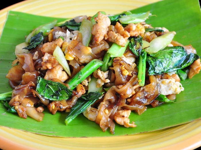 Pad See Ew là tên món mì truyền thống nổi tiếng của Thái Lan, thường được làm bằng những sợi mì gạo thả vào chảo nóng với nước tương đậm màu nâu đen, có thể ăn kèm với rau và nhiều loại tôm, thịt.