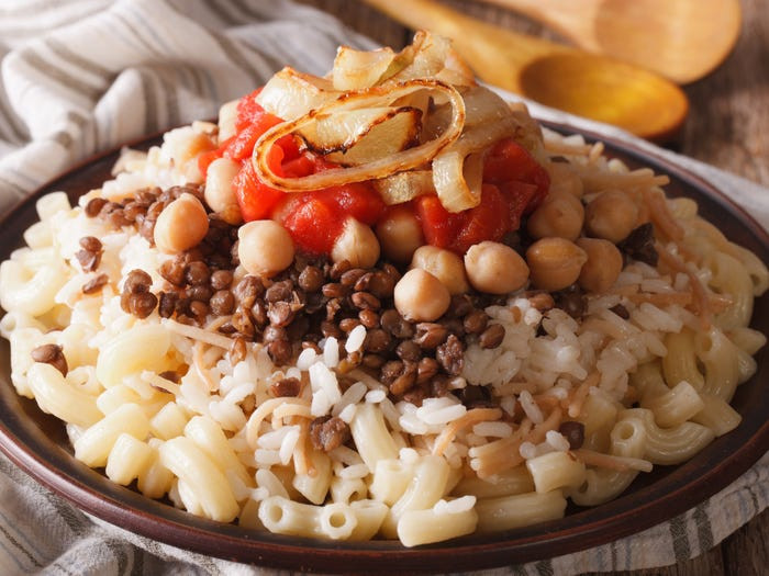 Kushari (koshari) là một món ăn đường phố nổi tiếng của Ai Cập. Các nguyên liệu chính bao gồm gạo, đậu lăng, đậu xanh, mì ống, phủ lên trên là lớp sốt cà chua, giấm tỏi và hành phi.