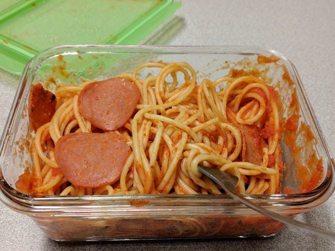 Ở Philippines, người ta rất thích ăn spaghetti với lớp nước sốt cà chua có vị ngọt đặc trưng, thường kết hợp thêm sốt chuối và xúc xích.