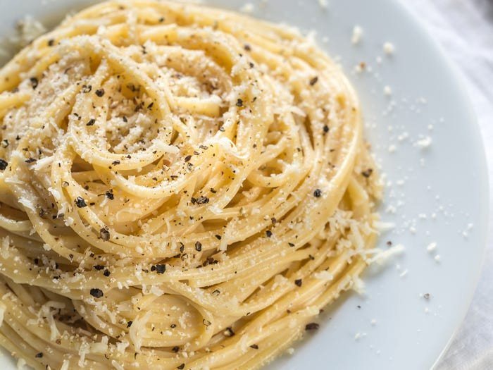 Cacio e pepe (của Ý) là tên một món mì ống làm từ tonnarelli – sợi mì làm từ trứng có vẻ ngoài khá giống với spaghetti. Nước sốt cho món ăn chỉ có ba thành phần: phô mai cacio, nước mì ống và hạt tiêu đen.