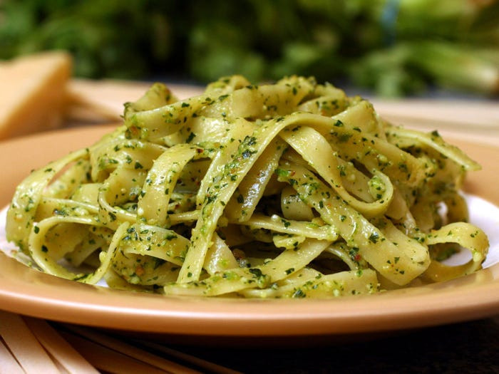 Tallarines verdes là tên món mì truyền thống của đất nước Peru. Nó thực chất là mì spaghetti của Ý được phủ lên lớp nước sốt màu xanh đặc trưng làm từ rau chân vịt xay nhuyễn. Món "mì xanh" này có vị ngọt đặc trưng như kem.