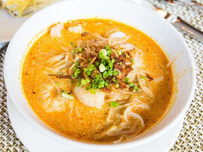 Laksa là món bún nước phổ biến ở Singapore, Malaysia và Indonesia. Nó bao gồm các thành phần chính như: bún sợi to, chả cá, đậu phụ, giá đỗ, trứng, thịt gà, tôm, sò huyết… và phần nước dùng được nấu từ dừa hoặc me chua.