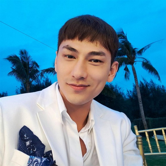 Isaac cũng từng sở hữu kiểu tóc mái ngố trẻ trung.