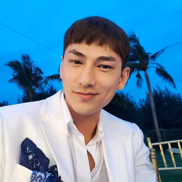 Isaac cũng từng sở hữu kiểu tóc mái ngố trẻ trung.