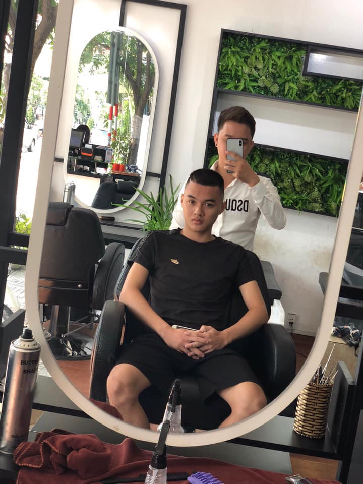 Tuy có phần mái khá ngố, kiểu tóc vẫn được lòng không ít người vì gọn gàng và làm tăng vẻ gai góc, bụi bặm.