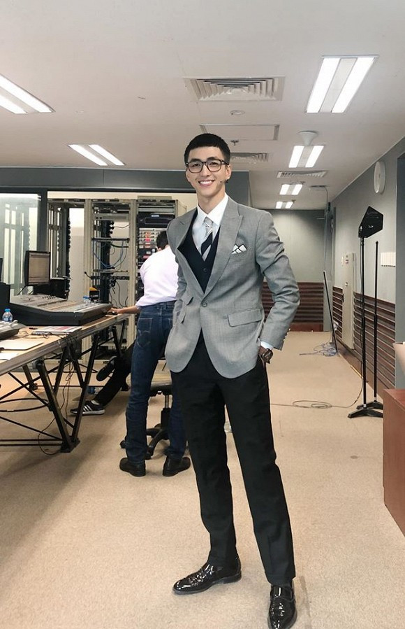 Diễn viên Bình An được khen ngợi đẹp trai, ngầu hơn khi cập nhật kiểu tóc mái ngố này.