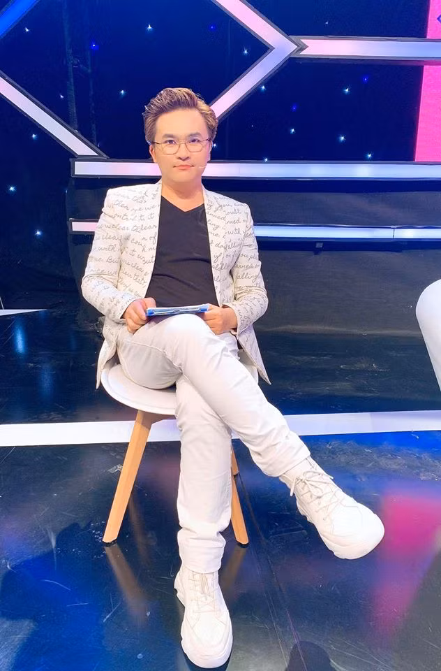 Nếu theo dõi trang cá nhân, có thể thấy, MC Đại Nghĩa ngày càng ăn mặc trẻ trung, lịch lãm hơn.