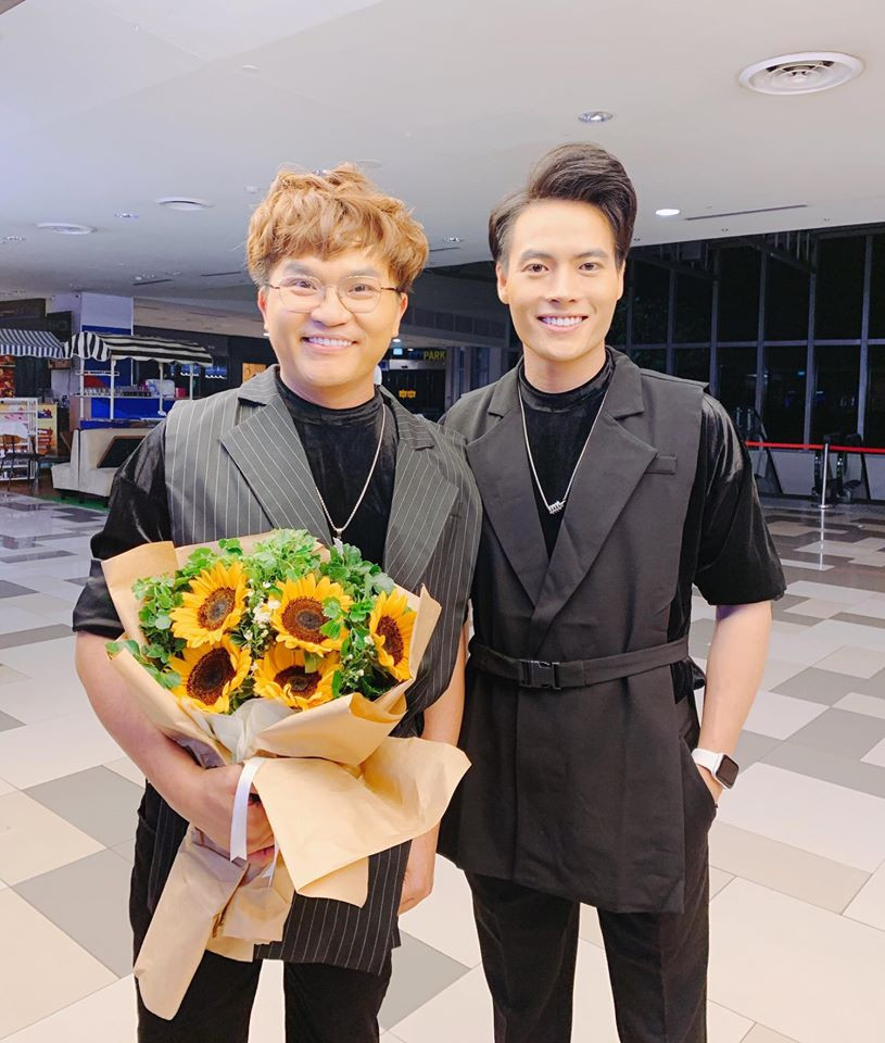 Nghệ sĩ 41 tuổi này chuộng gu ăn mặc cực kỳ trẻ trung, thậm chí còn thường xuyên mặc đồ ton sur ton với Tấn Phát.