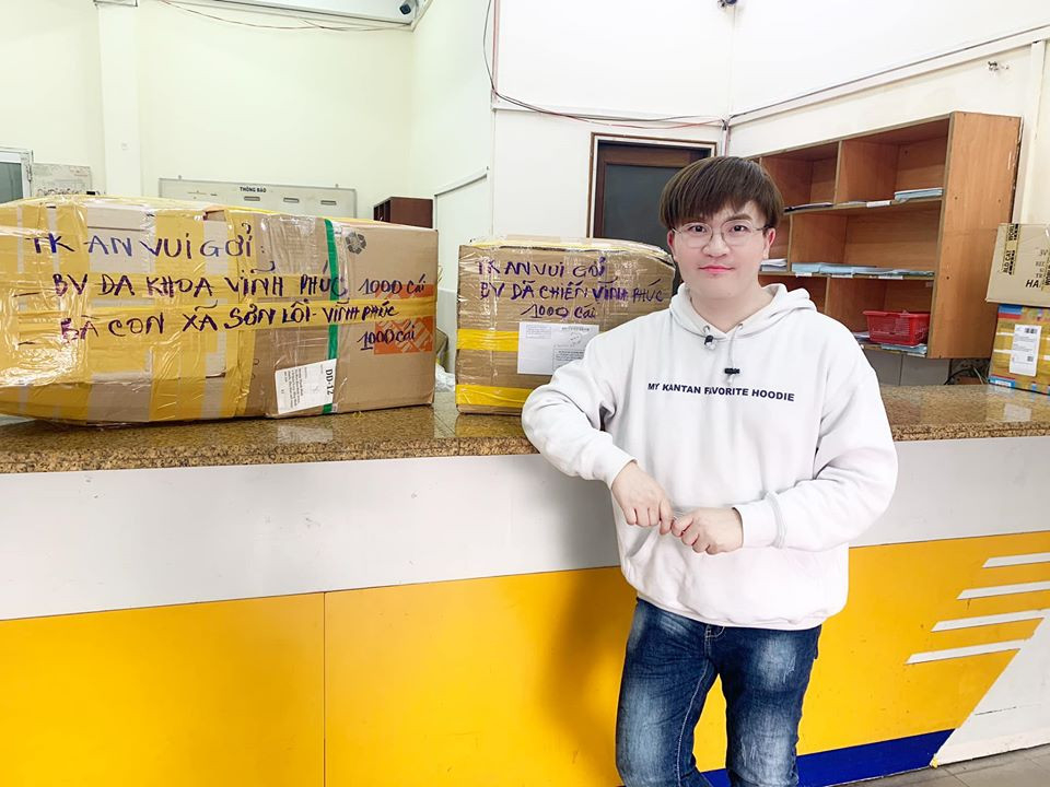 Diện áo hoodie trắng phối với quần jean giúp nam nghệ sĩ "hack tuổi" cực đơn giản.