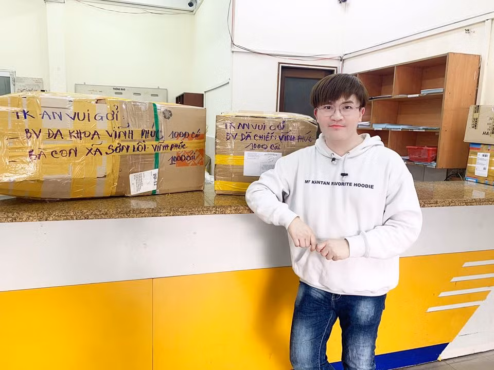 Diện áo hoodie trắng phối với quần jean giúp nam nghệ sĩ "hack tuổi" cực đơn giản.