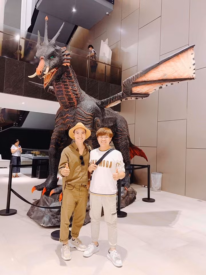 Trong khi Tấn Phát diện một cây đồ cá tính, MC Đại Nghĩa cũng không chịu thua kém khi mặc cả bộ đồ trắng từ đầu tới chân trẻ trung.