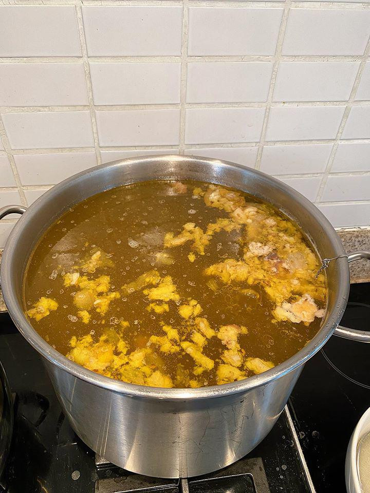 Phở ngon không nằm ở bánh phở hay thịt mà dựa vào nước dùng. Để nấu được nồi nước dùng, bà mẹ hai con đã phải tốn nhiều công sức tìm mua đủ nguyên liệu. Cô chia sẻ thành quả nồi nước dùng được nấu trong suốt 20 giờ.