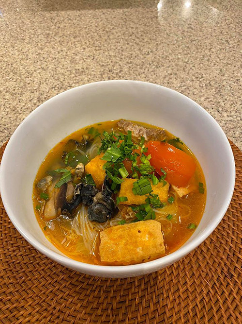 Bún ốc ngon nhất ở nước dùng vị chua thanh của giấm bỗng, ngọt đậm đà của xương ống, thơm vị ốc. Để nấu nồi nước dùng chuẩn vị, người nấu phải tốn khá nhiều công sức và thời gian.