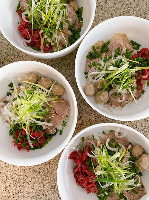 Bát phở bày trí đẹp mắt, gọn gàng chẳng kém ngoài hàng, lại đảm bảo sức khoẻ vì các nguyên liệu cho chính tay Hà Tăng chọn lựa.
