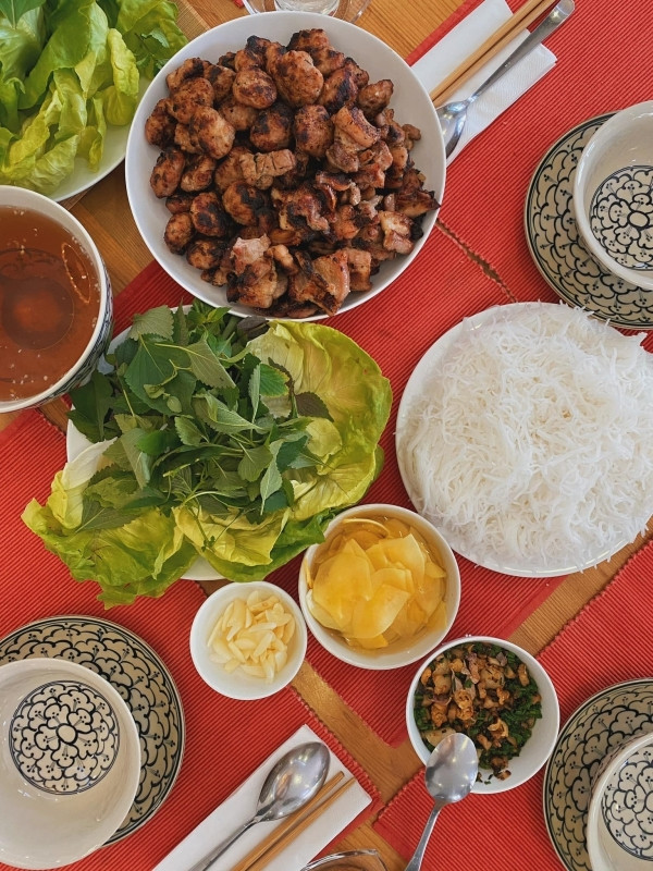 Bún chả Hà Nội đúng điệu gồm cả thịt băm và thịt miếng, khi chín phải hơi cháy xém, còn vương ít bụi than khi cho vào chén nước mắm, mùi thơm khó cưỡng.