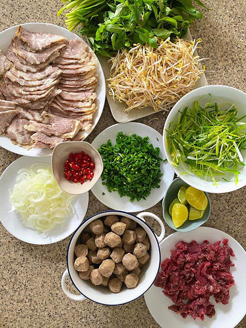 Bát phở của Hà Tăng chuẩn bị gồm bánh phở, bò viên, bò chín, bò tái, hành và nhiều nguyên liệu khác.