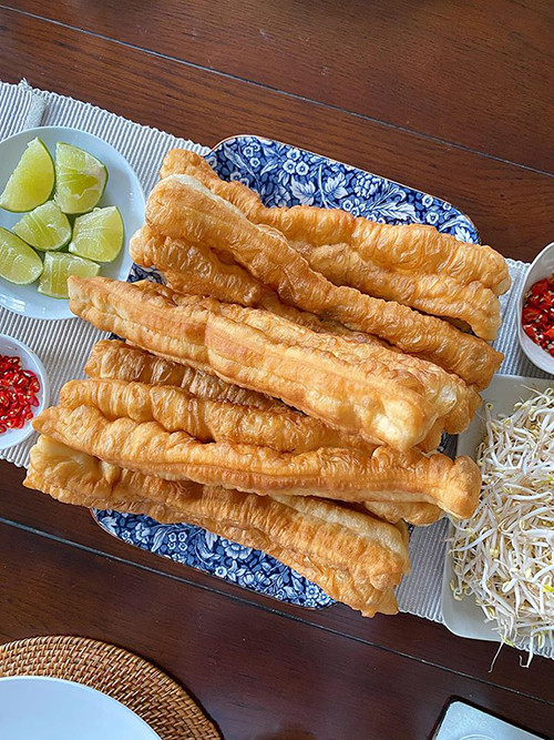 Ăn phở không thể thiếu những chiếc quẩy giòn, béo ngậy. Ngoài ra, còn có các loại rau ăn kèm như chanh, giá đỗ, rau sống...