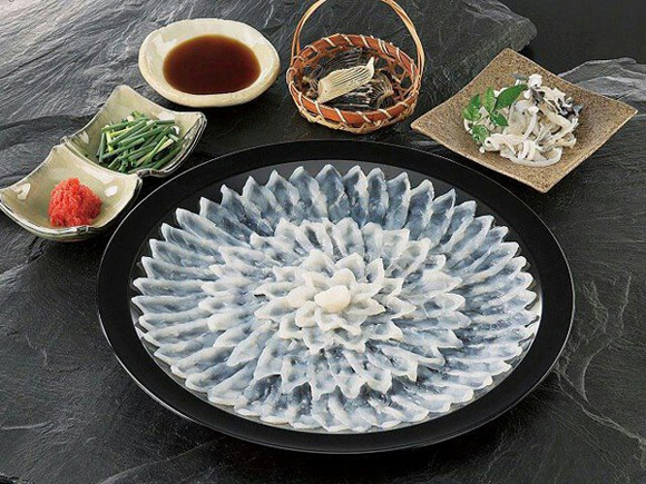 Fugu Sashimi: Món ăn này được làm từ cá nóc kịch độc có khả năng khiến nhiều người tử vong. Nếu không chế biến đúng cách, người ăn phải loại cá này có thể bị tử vong trong vòng 4-6h.