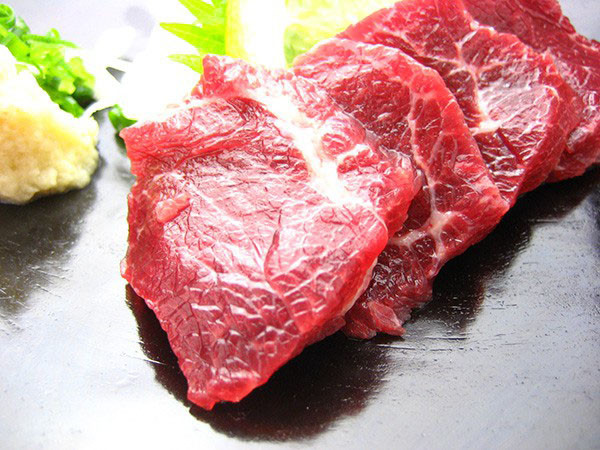 Thịt ngựa sống: Được gọi là basashi ở Nhật Bản, thịt ngựa sống rất phổ biến tại đây. Nó được coi là đặc sản ở Kumamoto, trên đảo Kyushu.