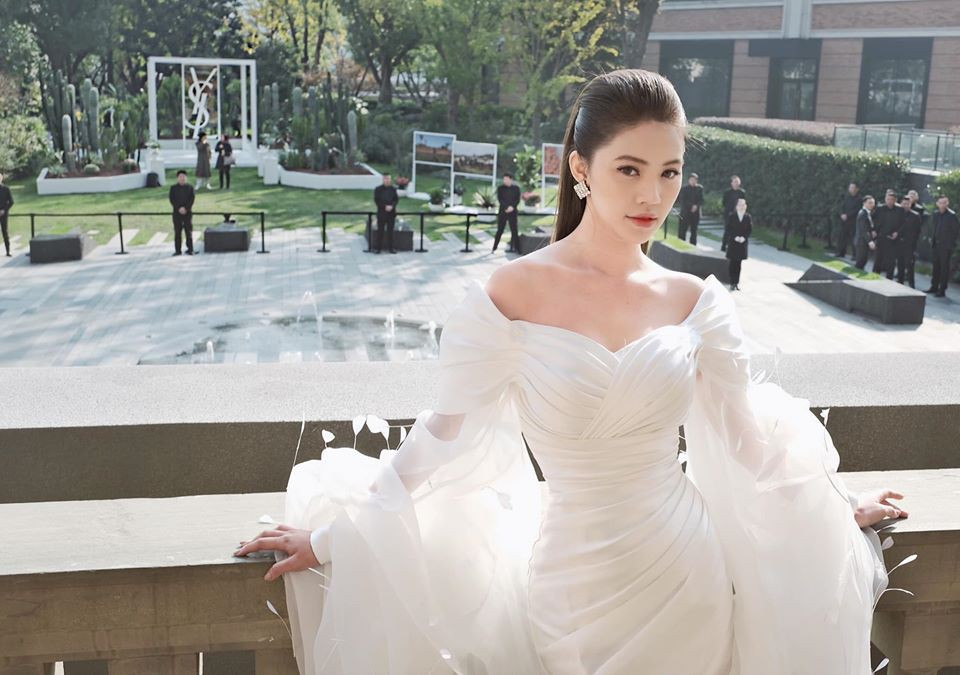 Với gương mặt xinh đẹp, vóc dáng thon gọn cùng gu thời trang sành điệu, Jolie Nguyễn luôn biết cách thu hút mọi ánh nhìn của đám đông.