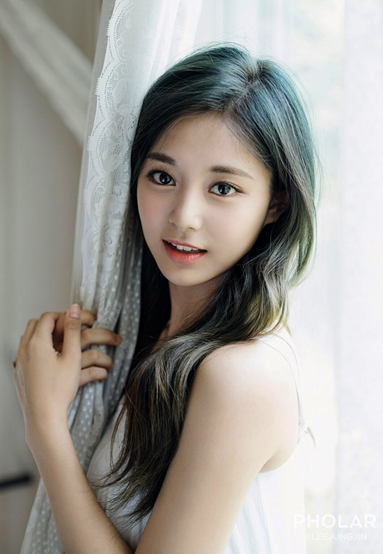 Tzuyu tên thật là Chu Tử Du, nữ ca sĩ người Đài Loan, đang là thành viên của nhóm nhạc nữ Hàn Quốc Twice, thành lập và quản lý bởi JYP Entertainment. Cô sở hữu bí quyết chăm sóc làn da cực kỳ công phu.