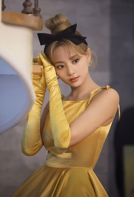 Trong chương trình “Twice’s Elegant Private Life” (Cuộc sống riêng tư thanh lịch của Twice), Tzuyu đã hé lộ rằng cô không chỉ đắp mặt nạ hằng ngày mà còn sử dụng luân phiên nhiều loại mặt nạ khác nhau để chăm sóc toàn diện cho làn da.