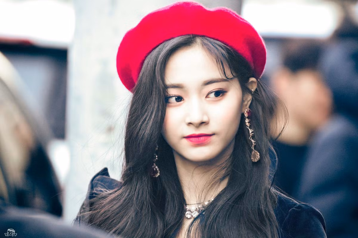 Tzuyu tiết lộ cách chăm sóc da mặt trước khi đi ngủ, ngoài các loại kem dưỡng ẩm thông thường, nữ ca sĩ dùng đến 2 loại mặt nạ để không bị ảnh hưởng do make up nhiều, tránh bị nám da.