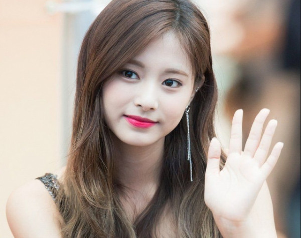 Uống nước giúp cơ thể đào thải độc tố, giúp làn da sạch mụn và căng mướt.