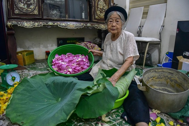 Với trà sen ướp xổi, cách ướp rất đơn giản, trà được bỏ vào trong bông sen, sau đó dùng lá sen bọc chặt bên ngoài. Bông sen sau khi bọc chè sẽ được ngâm một đêm để hương sen thấm đều vào chè. Loại trà sen này thường được bán lẻ với giá khoảng 35.000 đồng/bông (pha được 2 ấm trà).